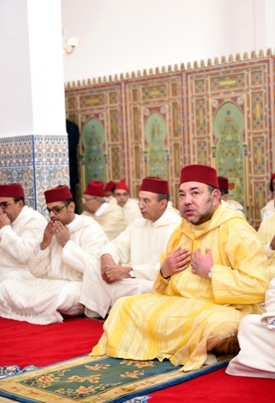 أمير المؤمنين يؤدي صلاة الجمعة بمسجد عثمان بن عفان بالضويات إقليم مولاي يعقوب